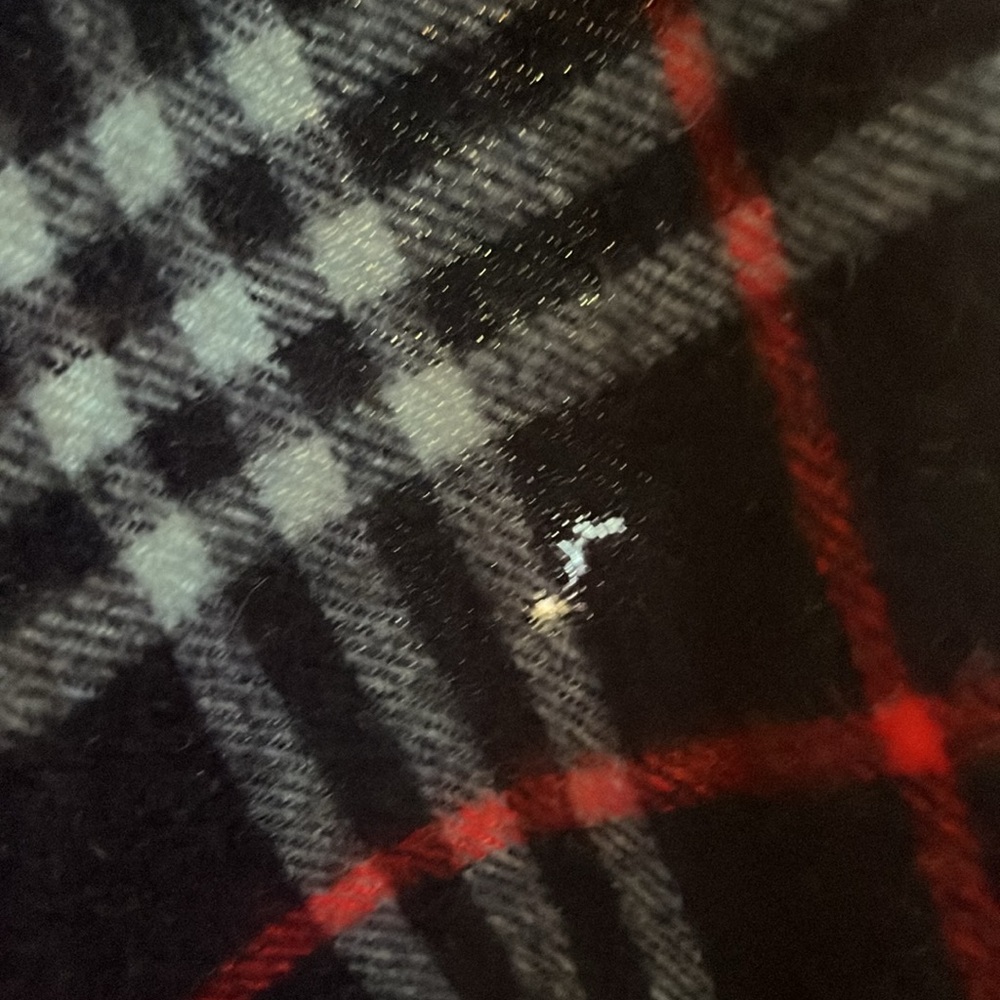 Burberry’s 100% cashmere navy blue plaid scarf ***flaws*** vintage - Picture 5 of 8